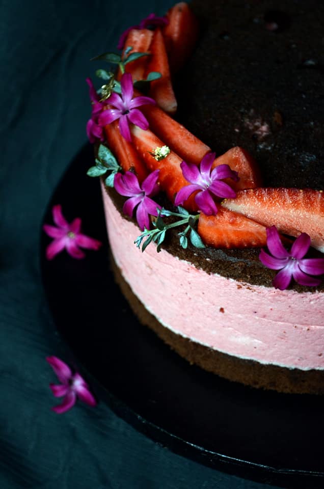 Torta po naročilu okrašena s cvetjem in sadjem